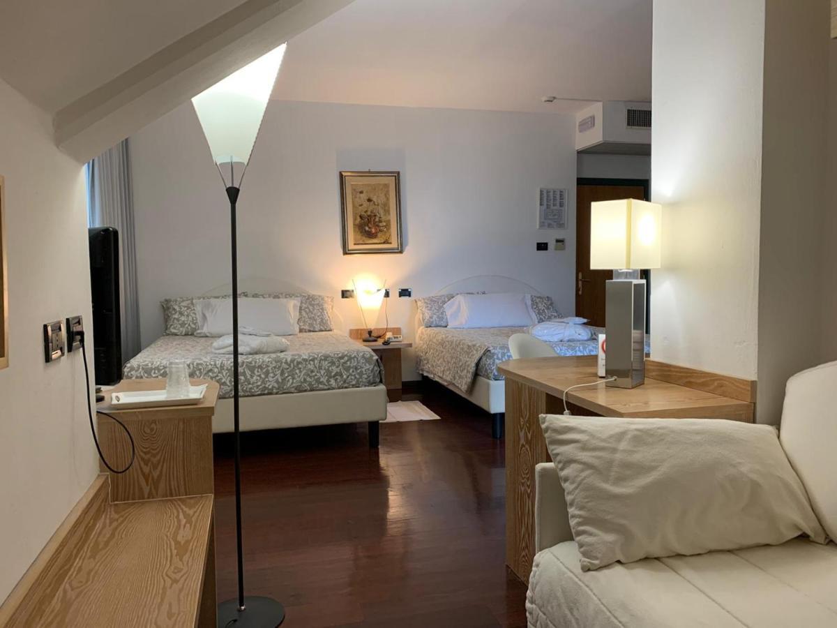 Hotel Logonovo Llido Degli Estensi Exteriör bild