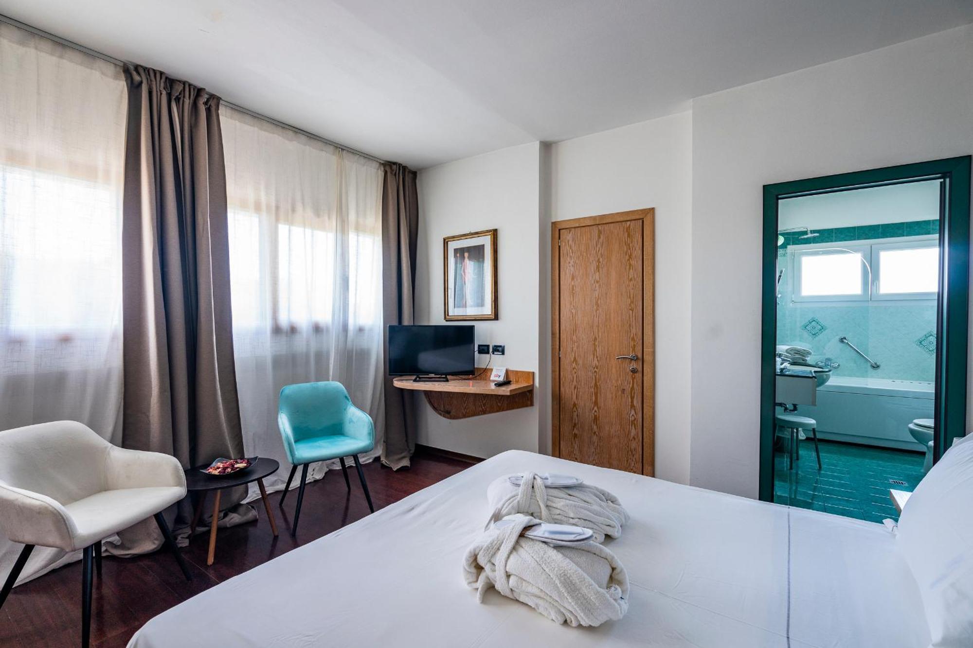 Hotel Logonovo Llido Degli Estensi Exteriör bild